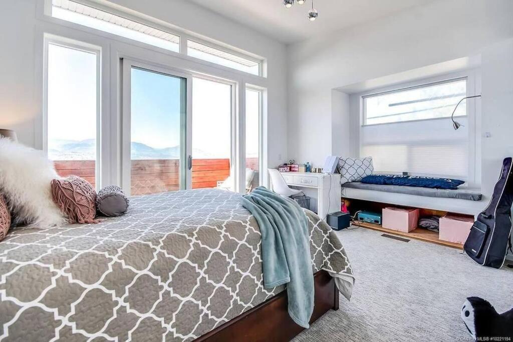 The Infiniti Villa Kelowna Bagian luar foto