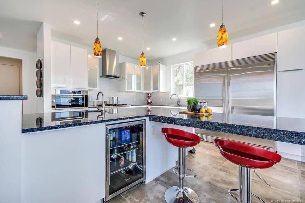 The Infiniti Villa Kelowna Bagian luar foto